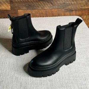 Chunky Utility Boot, Unisex - Men’s 7 fitting Women’s 9. Water Resistant. NWT!